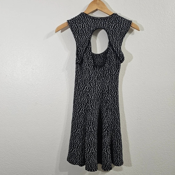 URBAN OUTFITTERS SILENCE + NOISE Black White Keyhole Back Dress Size XS - Picture 3 of 10